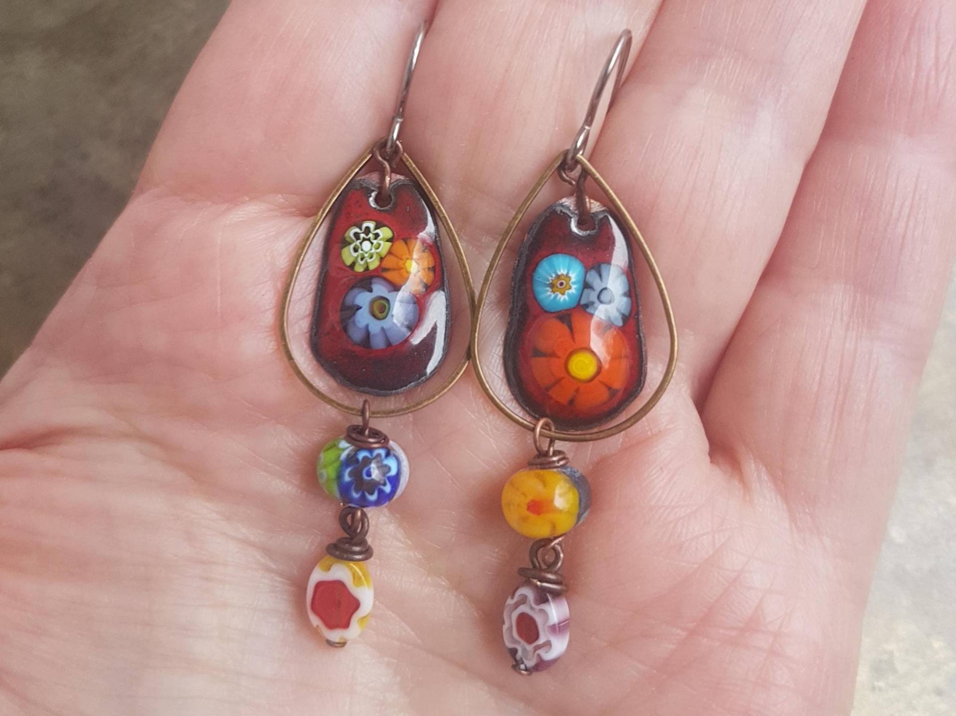 Millefiori Emaille Ohrringe, Mit Handgefertigten Anhängern Und Glasperlen, Niob Ohrhaken Millefiori Emaille Ohrringe, Mit Handgefertigten Anhängern Und Glasperlen, Niob Ohrhaken von HerminesAtelier