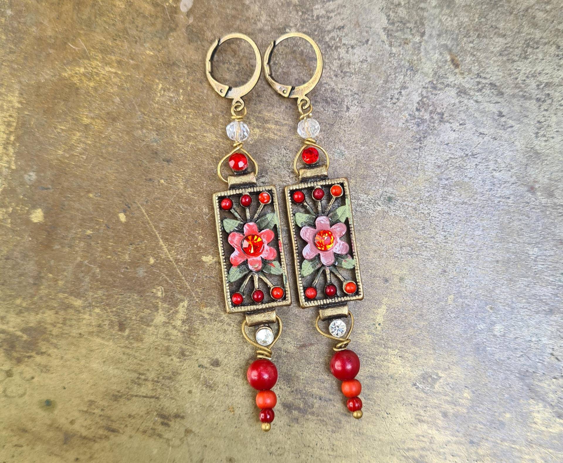 Ohrringe Mit Vintage Emaille Blüten Und Strass Anhängern, Alte Designer Anhänger, Facettierte Glasperlen, Bronze Leverbacks von HerminesAtelier