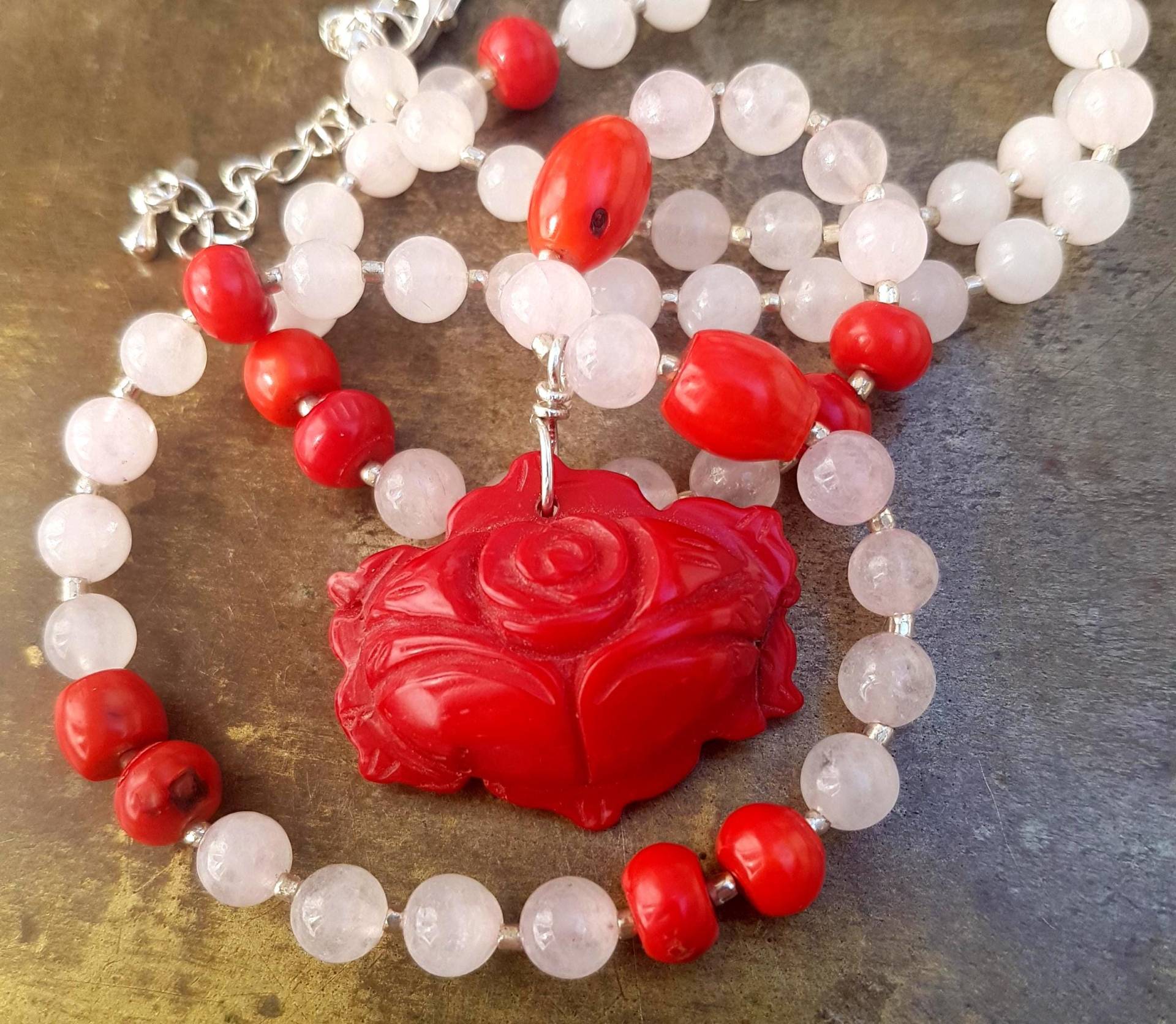 Rose Koralle Geschnitzt Und Rosenquarz Halskette, Alte Korallen, Zartrosa Rosenquarz, Talismankette, Sterlingsilber Verschluss von HerminesAtelier