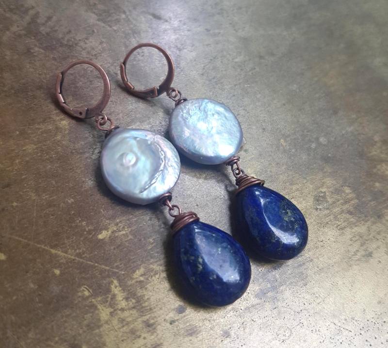 Vollmondnacht Ohrringe, Feine Changierende Süßwasserperlen Diskusförmig, Lapislazuli Tropfen, Kupferohrringe, Kupfer Leverbacks Vollmondnacht Ohrringe, Feine Changierende Süßwasserperlen Diskusförmig, Lapislazuli Tropfen, Kupferohrringe, Kupfer Leverbacks von HerminesAtelier
