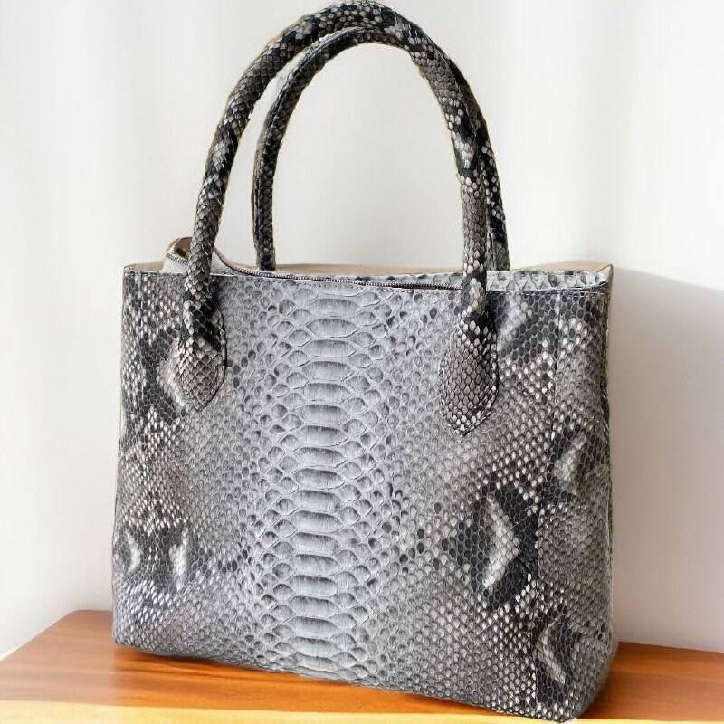 Schlangenhaut Grau Tote Bag, Damentasche Aus Leder Mit Griffen, Shopper Ledertasche, Phyton Tasche, Graue Handtasche, Echte Schlangenlederhandtasche Schlangenhaut Grau Tote Bag, Damentasche Aus Leder Mit Griffen, Shopper Ledertasche, Phyton Tasche, Graue Handtasche, Echte Schlangenlederhandtasche von HermosoBags