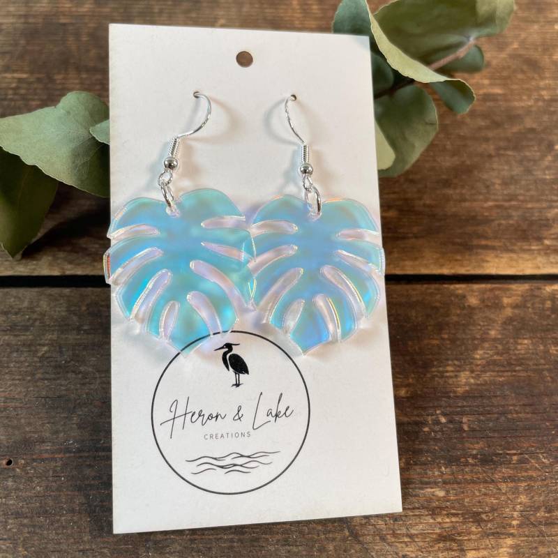 Leichte Monstera Ohrringe Aus Acryl/Schillerndem Sonnenfänger in Blattform Geschenkidee Für Mutti Freundin Leichte Monstera Ohrringe Aus Acryl/Schillerndem Sonnenfänger in Blattform Geschenkidee Für Mutti Freundin von HeronAndLake