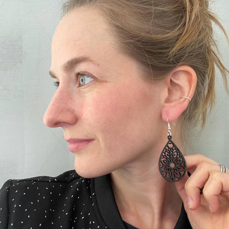 Schwarze Statement Ohrringe Mit Mandala Muster Aus Holz | Hdf Im Boho Stil in Tropfenform von HeronAndLake