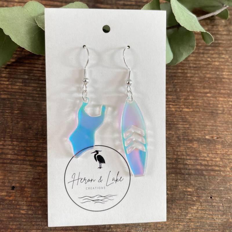 Surfbrett Ohrring Und Badeanzug Aus Schillerndem Acryl/Suncatcher Schmuck Geschenkidee Für Surfer Geschenk Wassersportler von HeronAndLake
