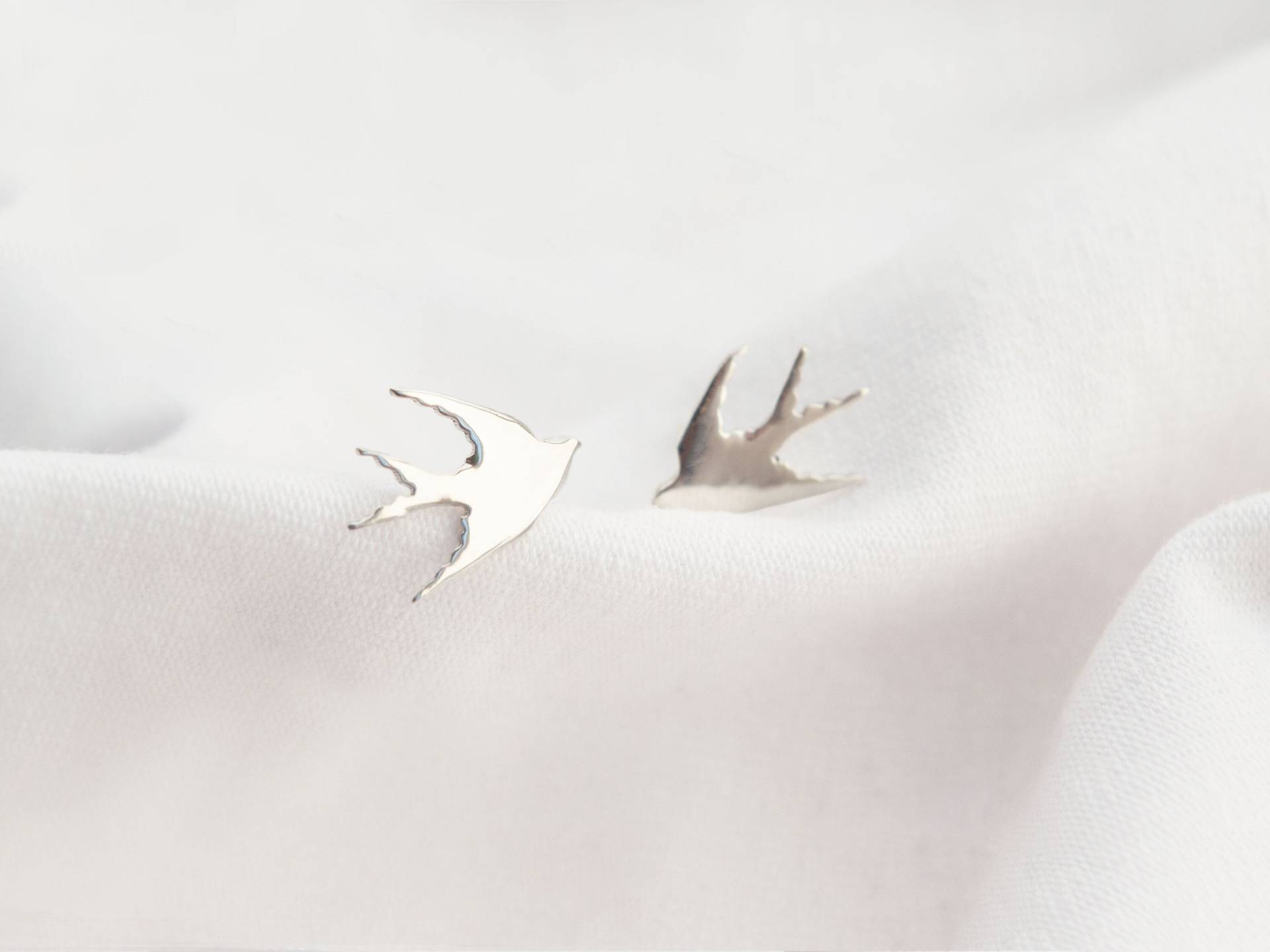Schwalben Ohrstecker in Sterling Silber, Fliegender Vogel Silhouette Ohrstecker, Natur Inspirierte Tier Ohrringe, Schwalbe Liebhaber Schwalben Ohrstecker in Sterling Silber, Fliegender Vogel Silhouette Ohrstecker, Natur Inspirierte Tier Ohrringe, Schwalbe Liebhaber von HerreraJewellery