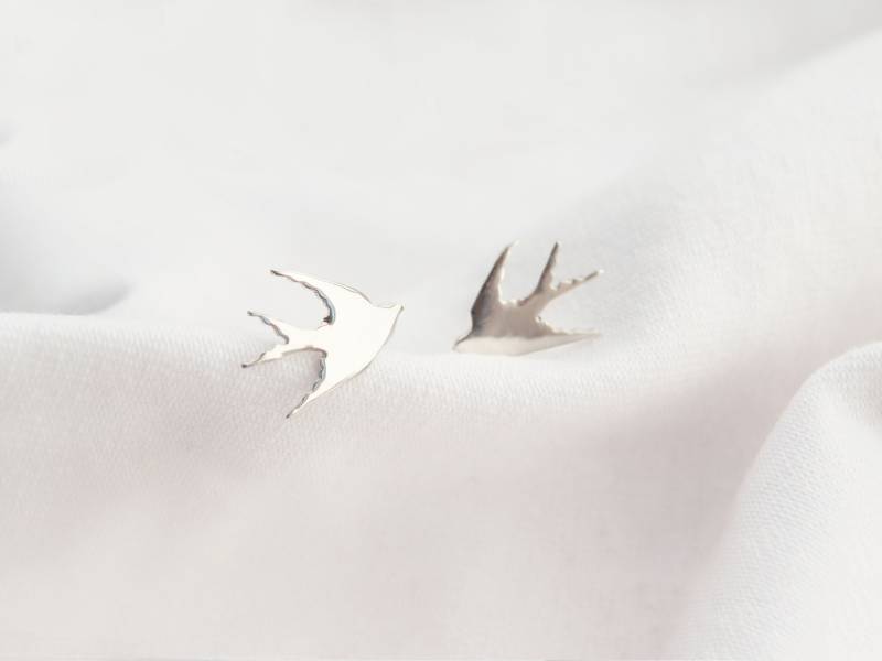 Schwalben Ohrstecker in Sterling Silber, Fliegender Vogel Silhouette Ohrstecker, Natur Inspirierte Tier Ohrringe, Schwalbe Liebhaber Schwalben Ohrstecker in Sterling Silber, Fliegender Vogel Silhouette Ohrstecker, Natur Inspirierte Tier Ohrringe, Schwalbe Liebhaber von HerreraJewellery
