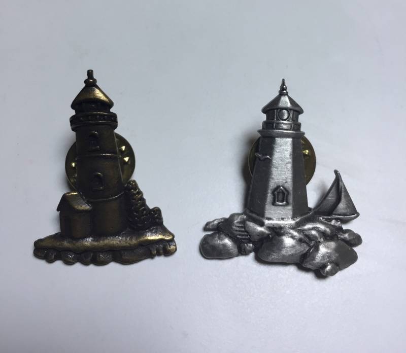 2 Jj Jonette Lighthouse Tack Pins - Zinn & Bronze Ton von HerringboneVintageCo
