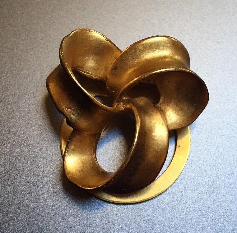 Anne Klein Goldfarbener Knotenschal-Clip - Ak Anne Klein Goldfarbener Knotenschal-Clip - Ak von HerringboneVintageCo