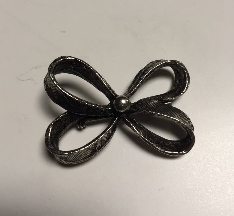 Lidz Silberfarbene Schleifennadel - Vintage Brosche von HerringboneVintageCo