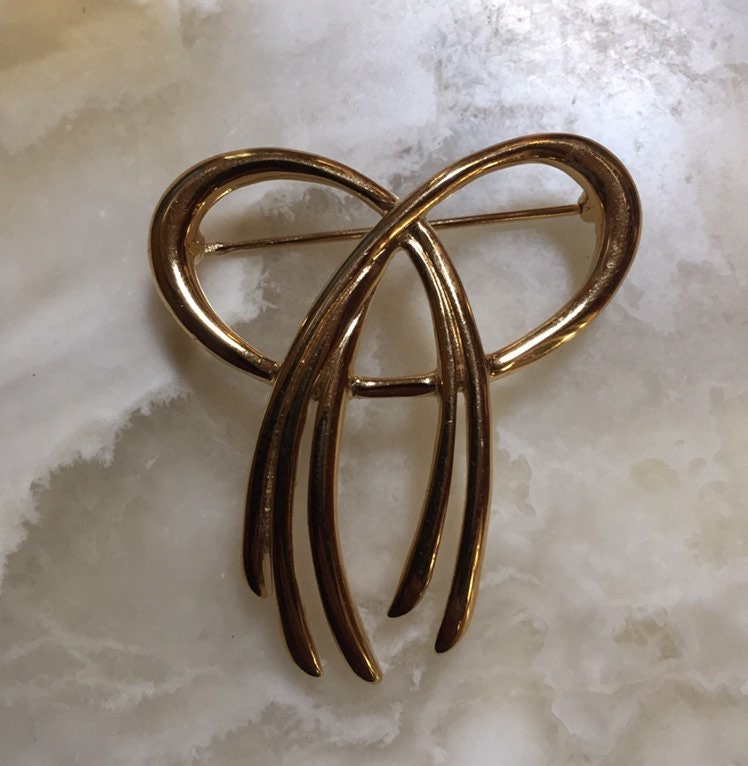 Trifari Gold Ton Schleifen Brosche - Ribbon Pin von HerringboneVintageCo