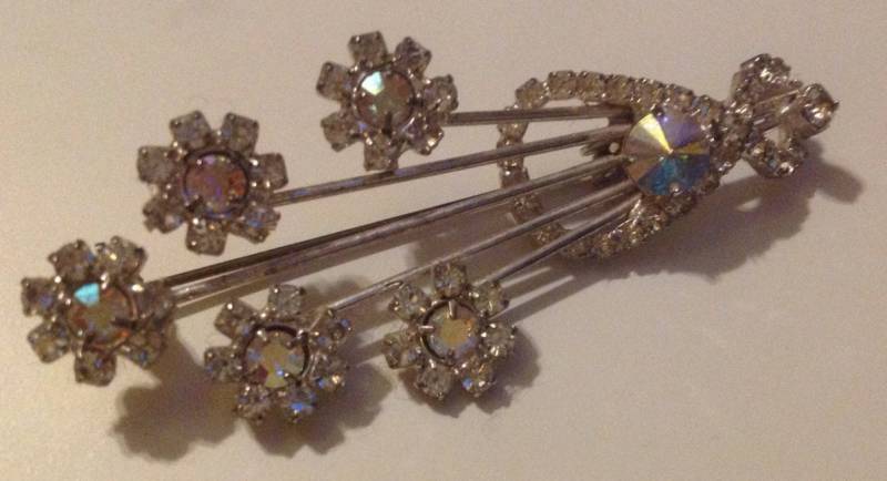 Vintage Strass Blumen Spray Brosche - Silber Ton Pin von HerringboneVintageCo
