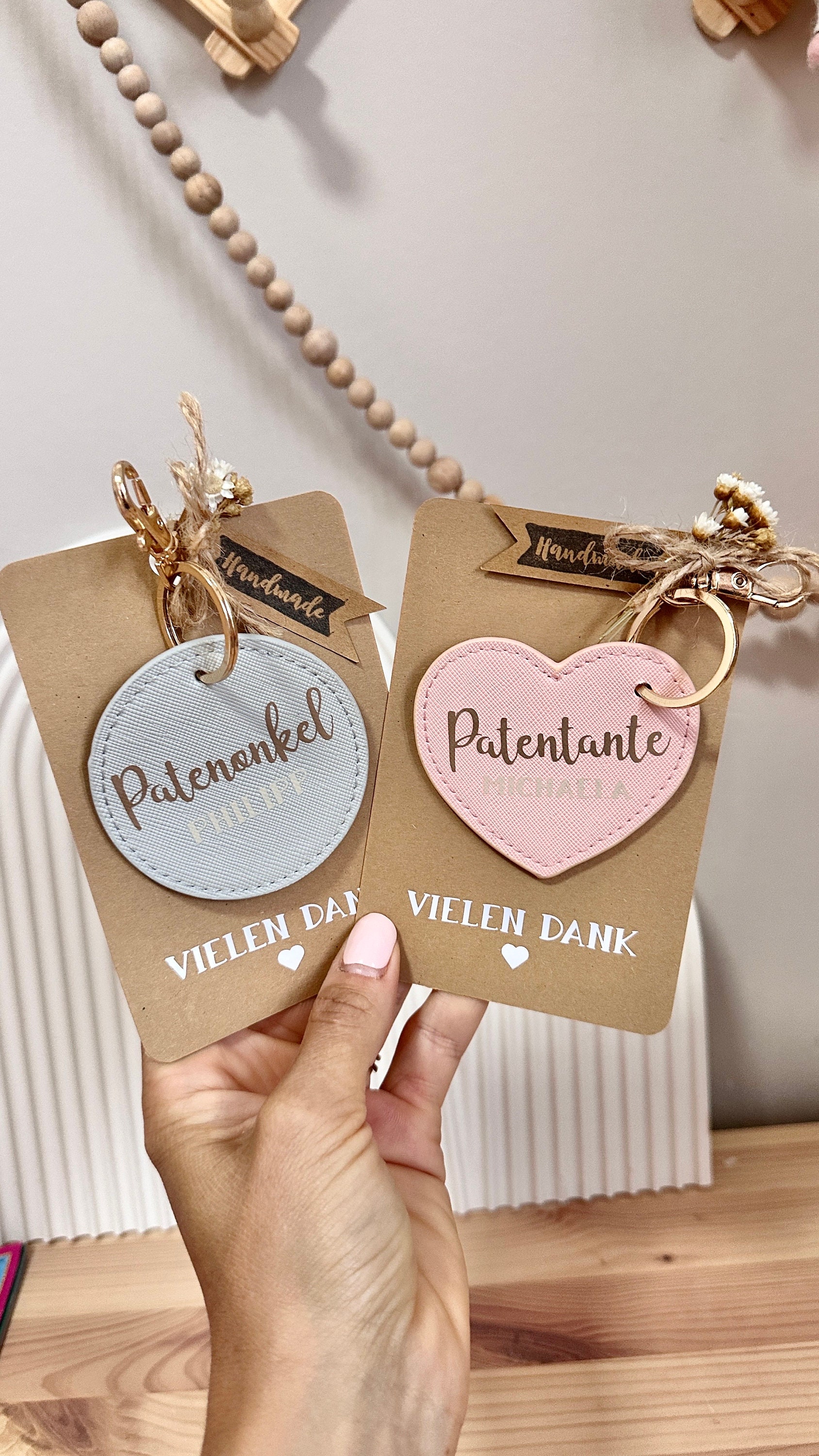 Schlüsselanhänger Mit Personalisierung, Trockenblumen, Name, Patentante, Patenonkel, Trauzeugin, Muttertag, Mama, Papa, Vatertag, Geschenk Schlüsselanhänger Mit Personalisierung, Trockenblumen, Name, Patentante, Patenonkel, Trauzeugin, Muttertag, Mama, Papa, Vatertag, Geschenk von HerrlichbyLuisa