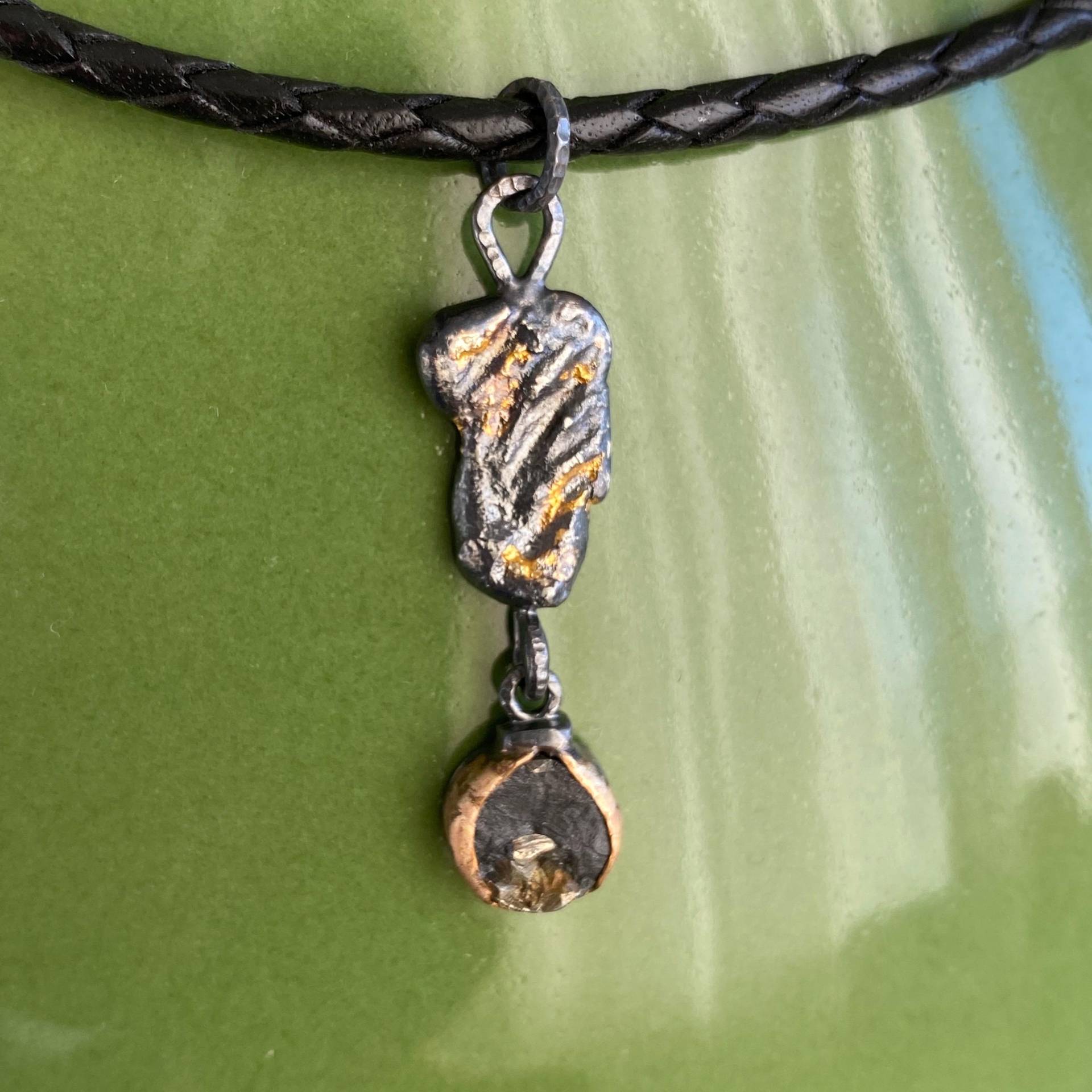Pyrit Anhänger Silber Und Gold, in Schiefer, Schwarzer Anhänger, Moderner Herren Edelstein Pyrit Anhänger Silber Und Gold, in Schiefer, Schwarzer Anhänger, Moderner Herren Edelstein von HerrlicherSchmuck