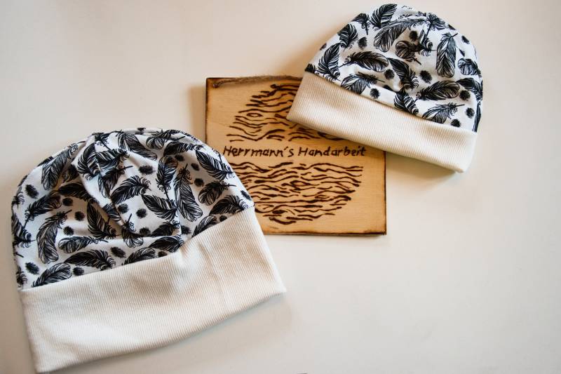 Mütze Für Babys Und Kinder; Federn, Schwarz von HerrmannsHandarbeit