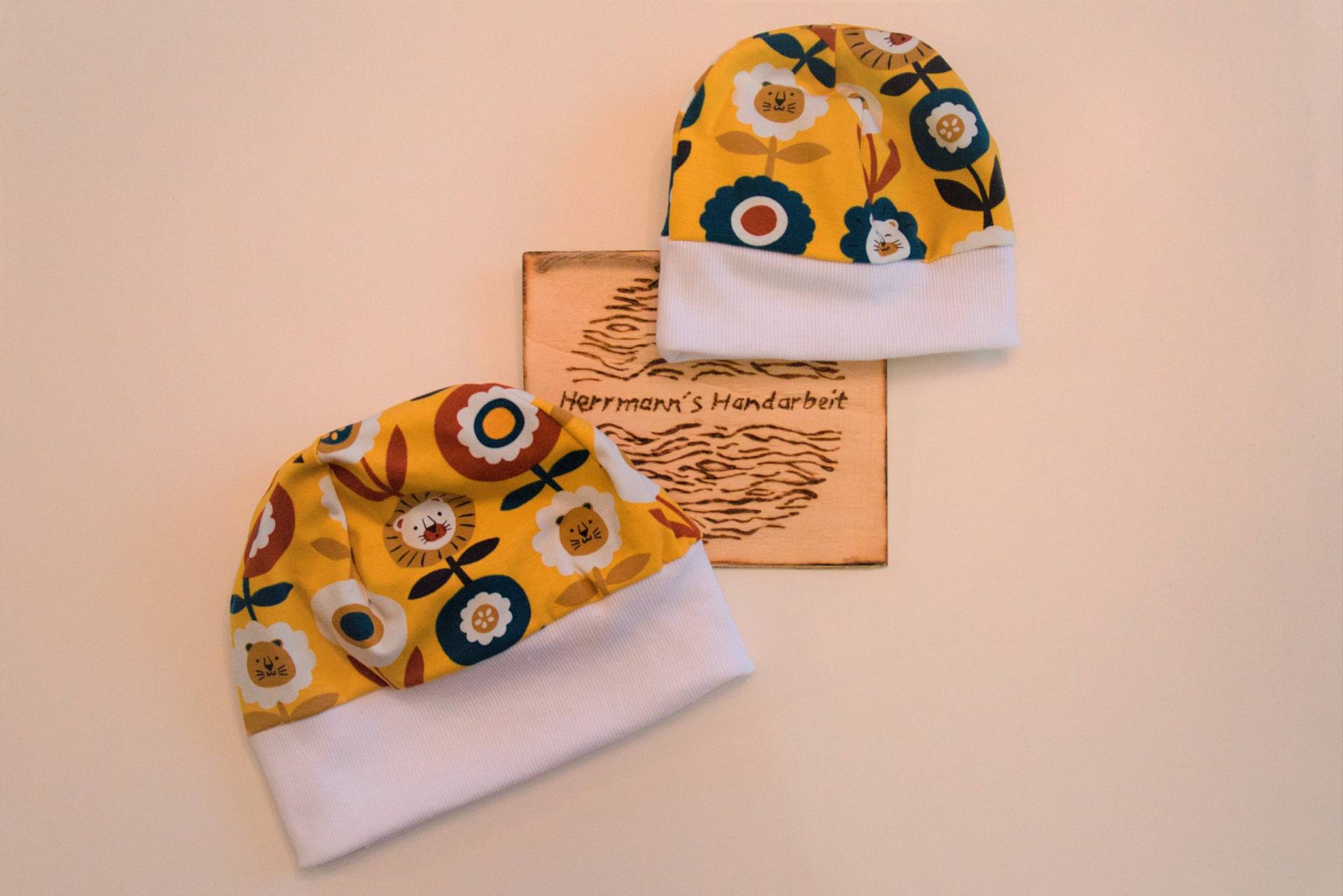 Mütze Für Babys Und Kinder; Löwen - Blumen-Muster Mütze Für Babys Und Kinder; Löwen - Blumen-Muster von HerrmannsHandarbeit