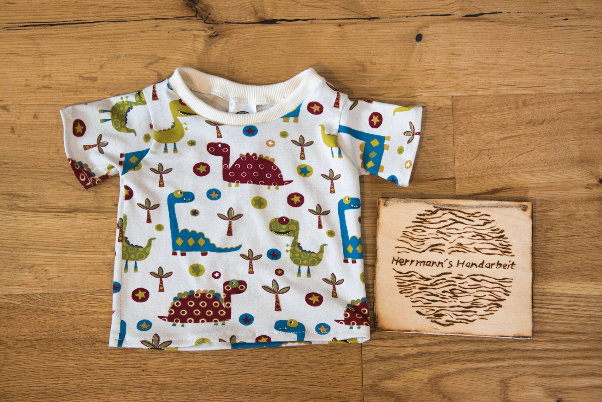 T-Shirt Für Babys Und Kleinkinder Im Dinomuster, Handarbeit T-Shirt Für Babys Und Kleinkinder Im Dinomuster, Handarbeit von HerrmannsHandarbeit