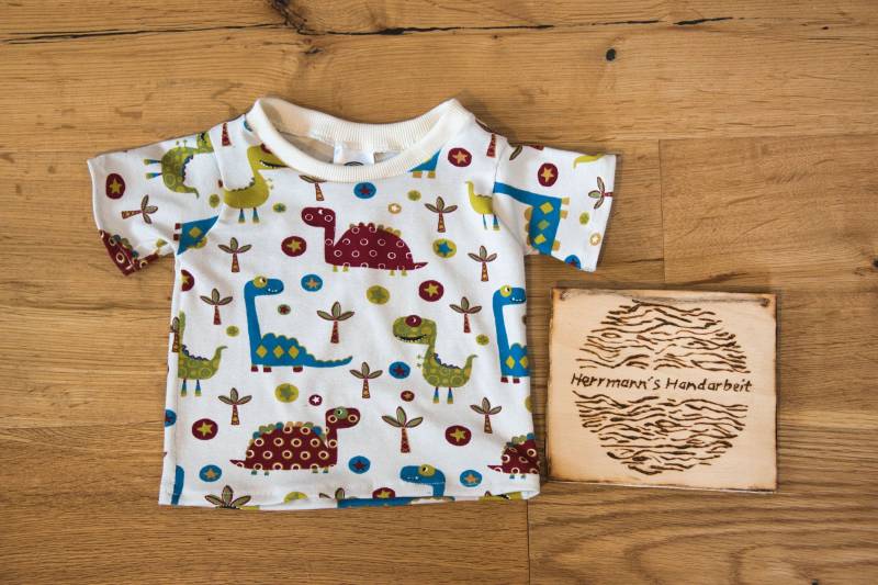 T-Shirt Für Babys Und Kleinkinder Im Dinomuster, Handarbeit T-Shirt Für Babys Und Kleinkinder Im Dinomuster, Handarbeit von HerrmannsHandarbeit