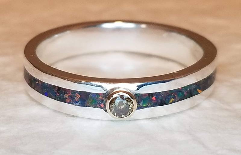 Zerkleinerter Schwarzer Feueropal Mit Champagner-Diamant in Sterling Silber Band von HershalWiggins