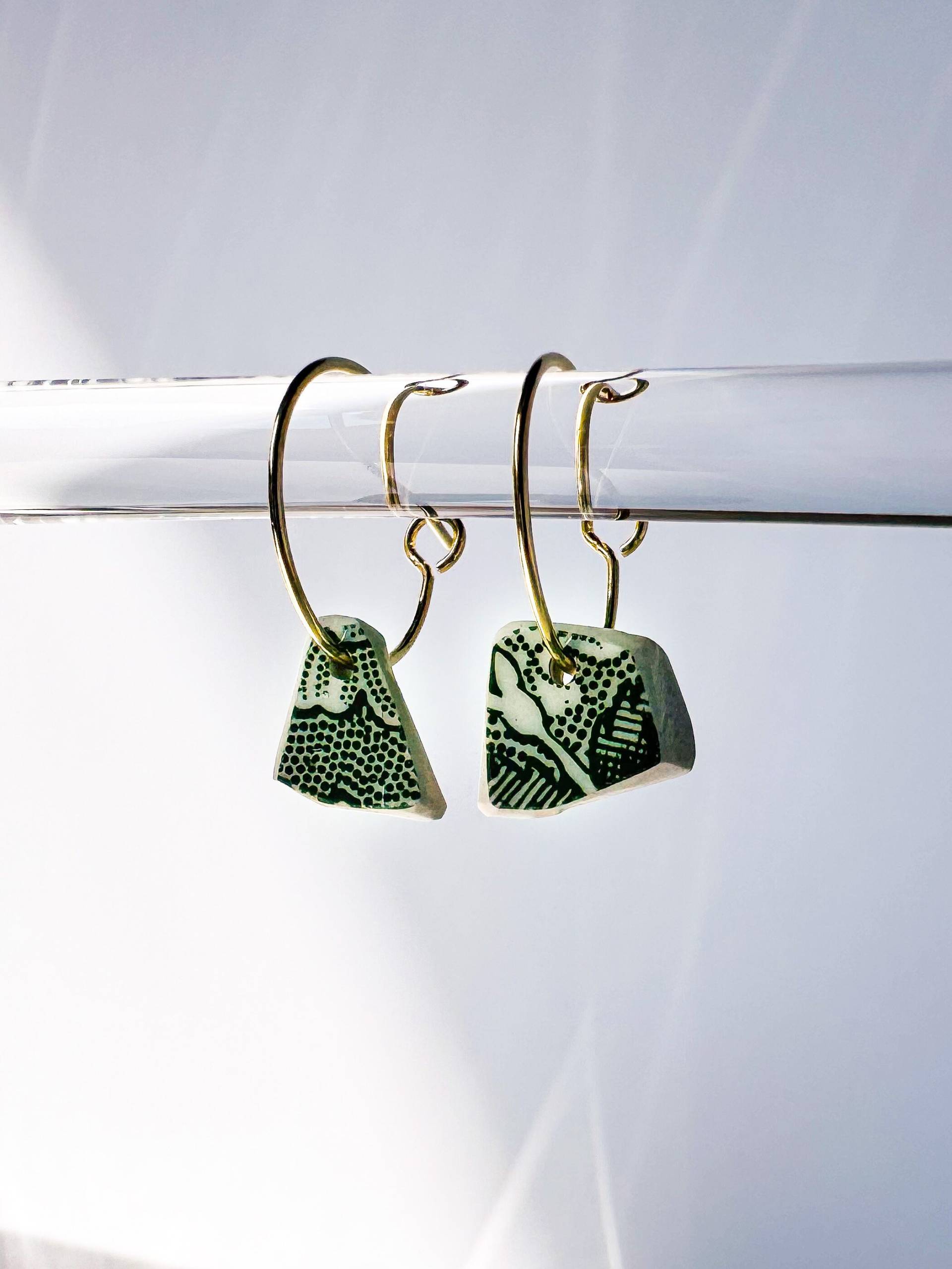 Goldene Ohrringe Mit Porzellan-Anhänger Goldene Ohrringe Mit Porzellan-Anhänger von HertaliebtVintage