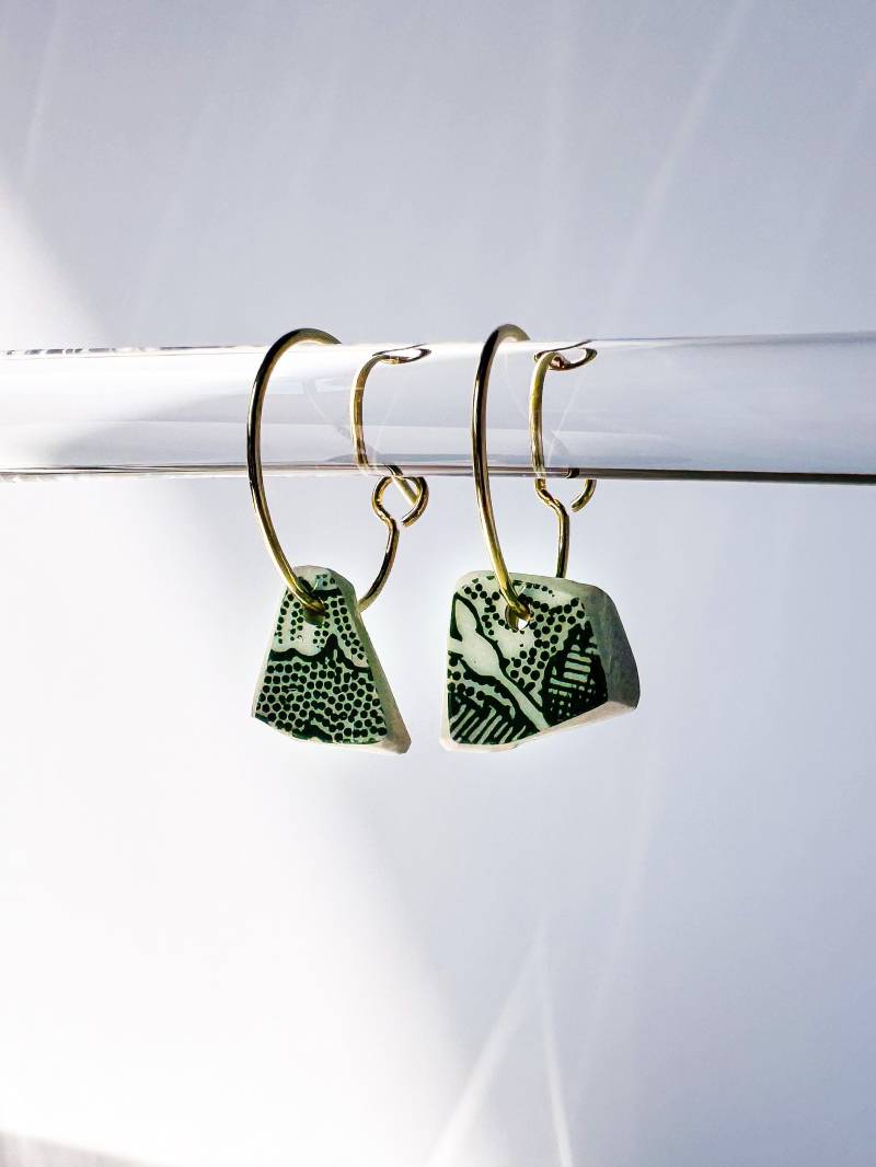 Goldene Ohrringe Mit Porzellan-Anhänger Goldene Ohrringe Mit Porzellan-Anhänger von HertaliebtVintage