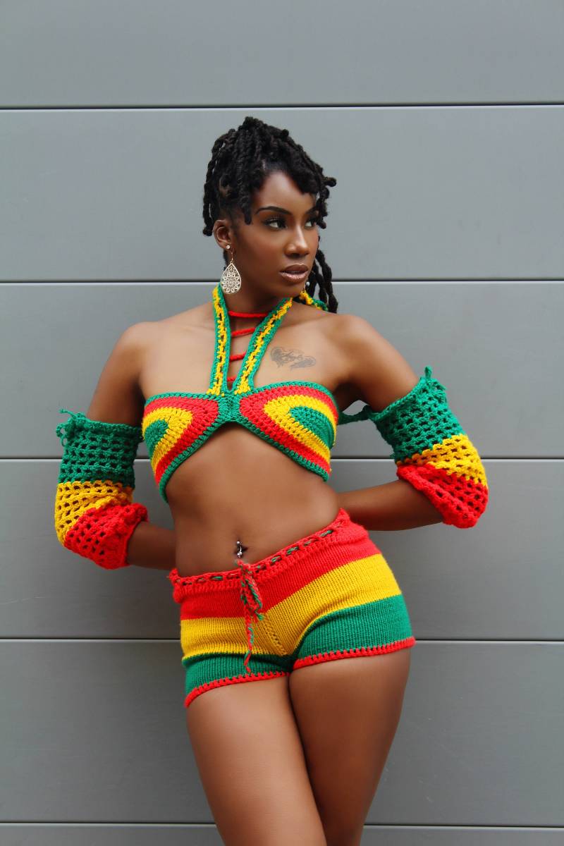 Rasta Empress Schmetterling Top Mit Netz Puffärmel Und Taillierter Shorts von HerueKnits