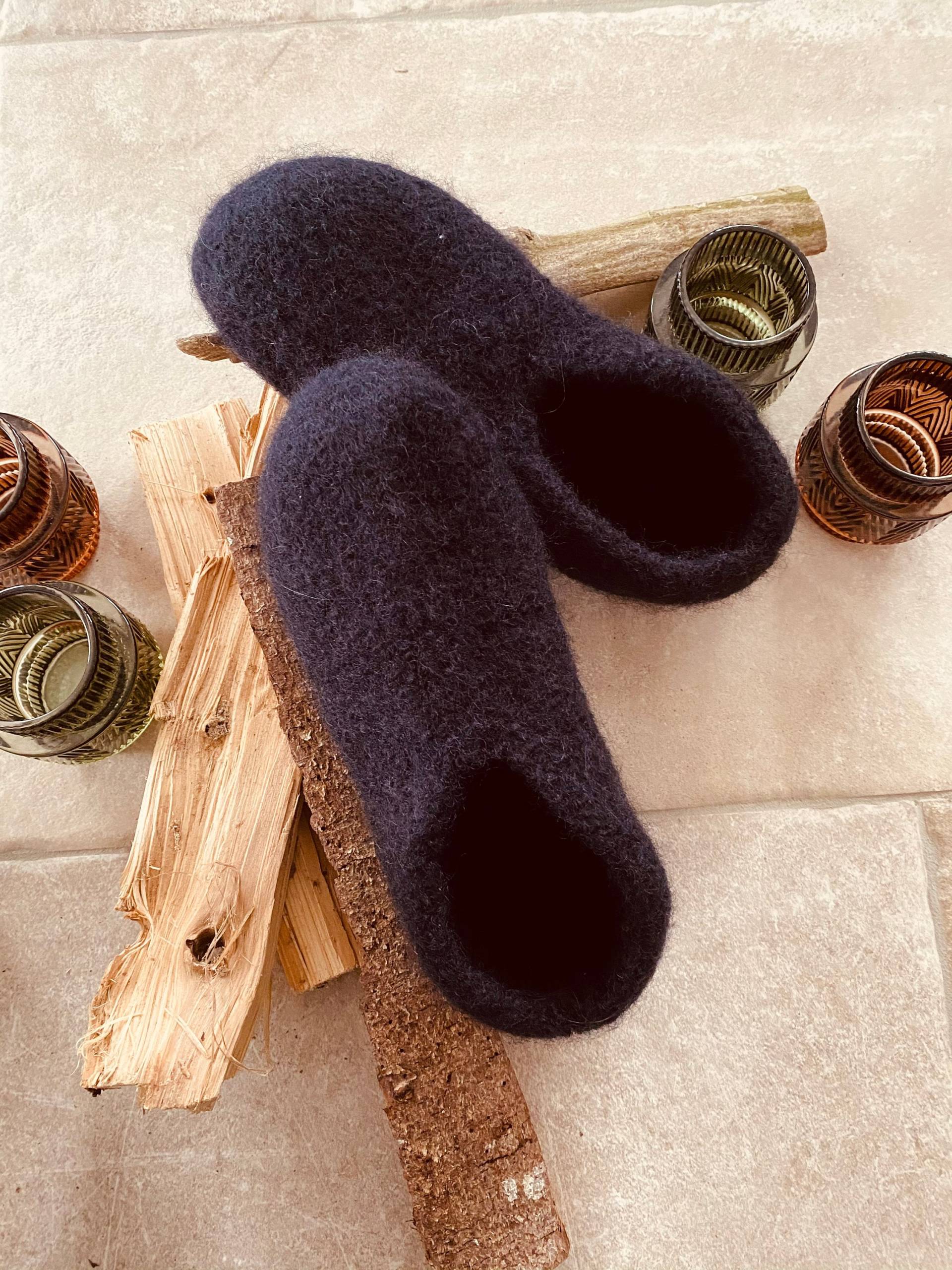 Filzhausschuhe Mit Stopper Aus Reiner Schurwolle - Geschenkidee Freund Mama Papa Handmade Geschenk Handgefertigt Auf Bestellung Bayern von HerzBoutique