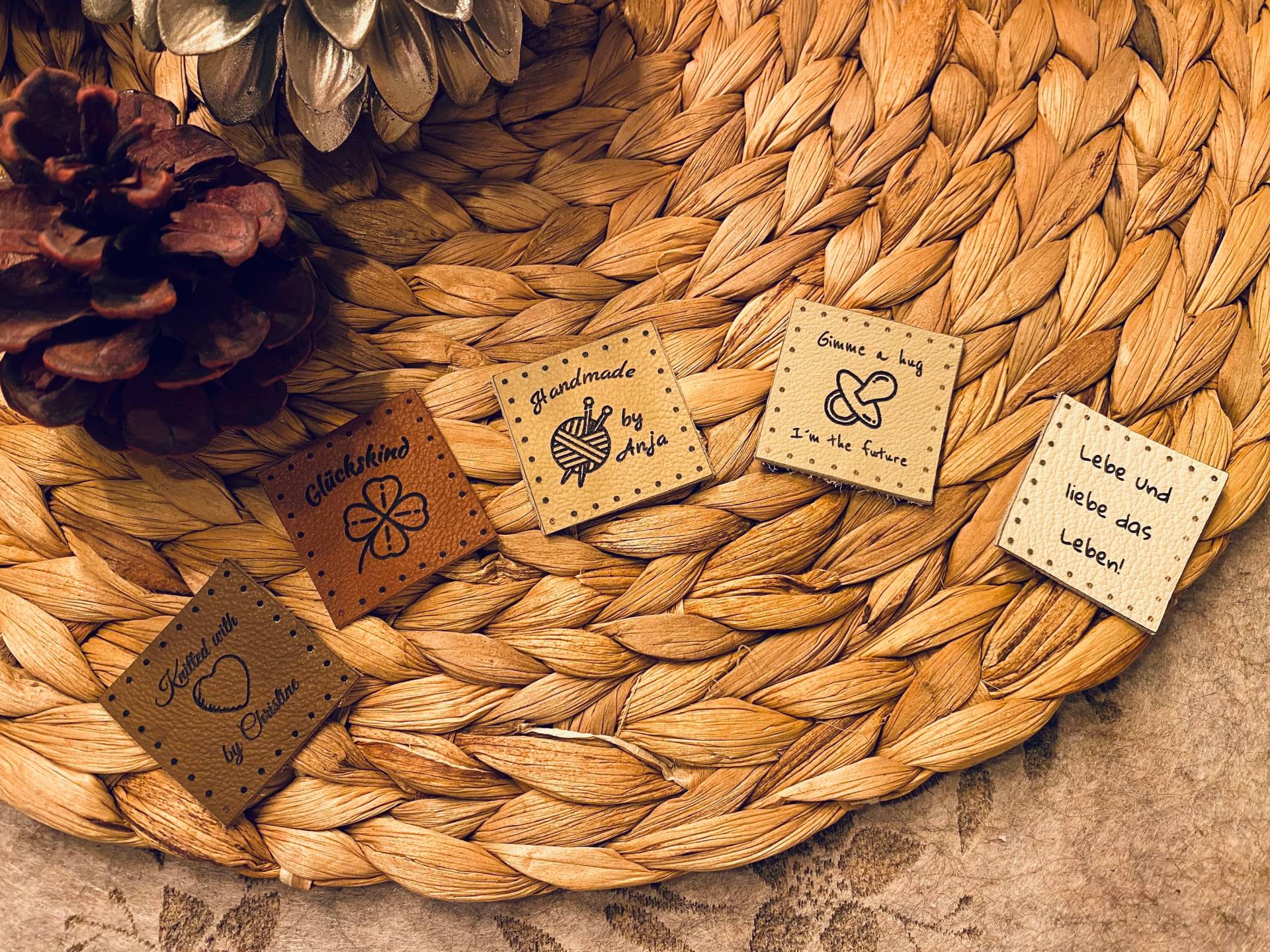 Personalisierte Anhänger Mit Bild Aus Echtleder/Upcycling Etiketten Zum Aufnähen Für Handgemachtes, Geschenke, Kleidung Und Mützen Personalisierte Anhänger Mit Bild Aus Echtleder/Upcycling Etiketten Zum Aufnähen Für Handgemachtes, Geschenke, Kleidung Und Mützen von HerzBoutique