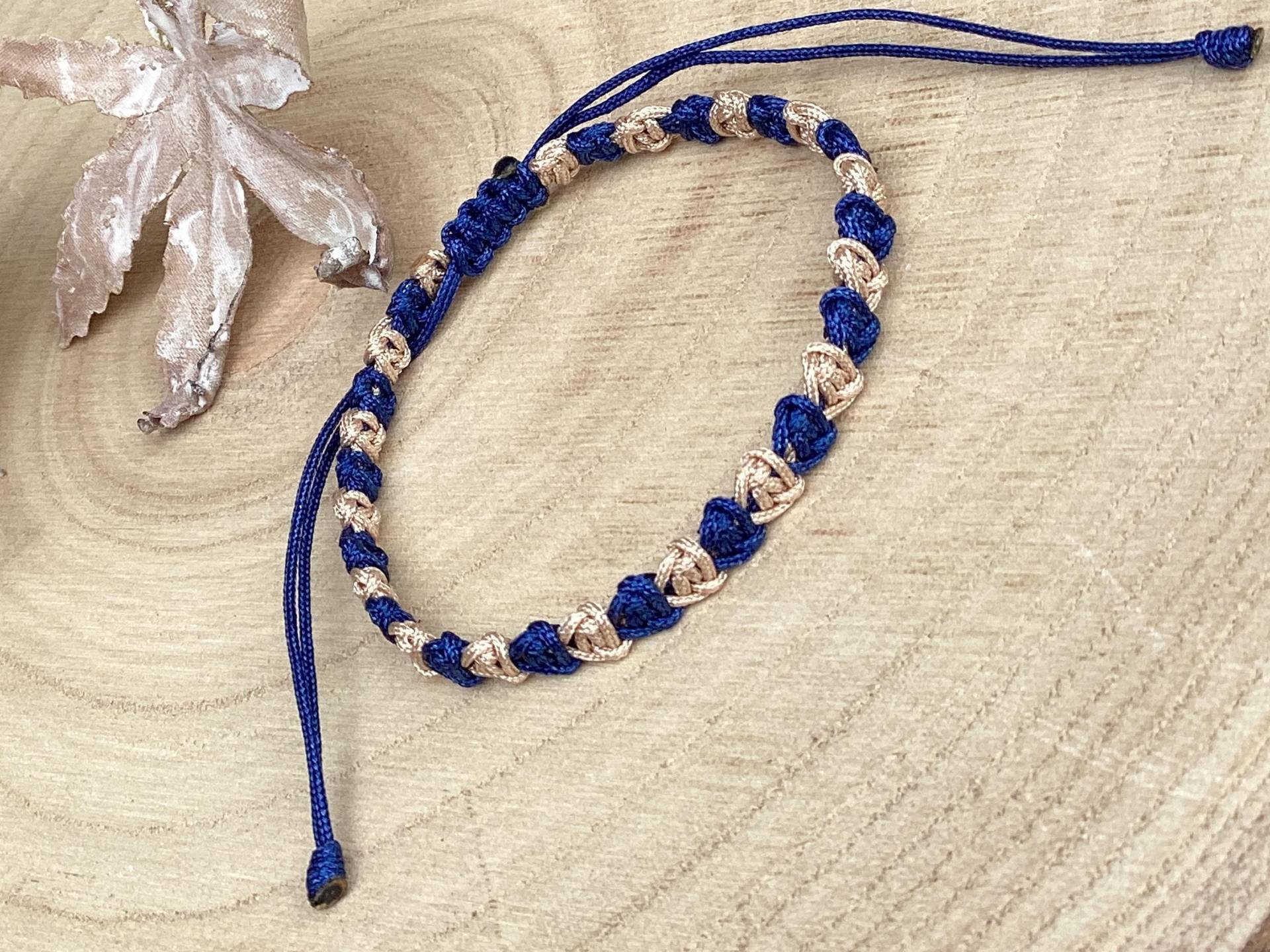 Makramee Armband Dunkelblau Goldbeige Handgeknüpft Verstellbar - Damen Schmuck Geschenkidee Makramee Armband Dunkelblau Goldbeige Handgeknüpft Verstellbar - Damen Schmuck Geschenkidee von Herzbaendchenshop