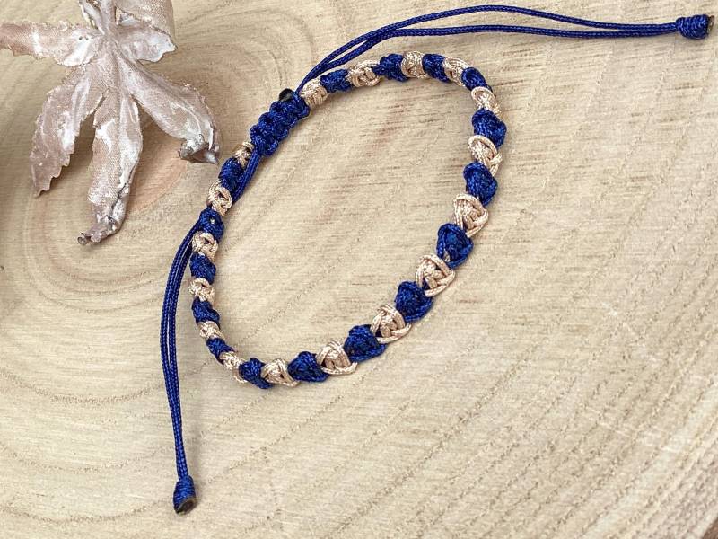 Makramee Armband Dunkelblau Goldbeige Handgeknüpft Verstellbar - Damen Schmuck Geschenkidee Makramee Armband Dunkelblau Goldbeige Handgeknüpft Verstellbar - Damen Schmuck Geschenkidee von Herzbaendchenshop