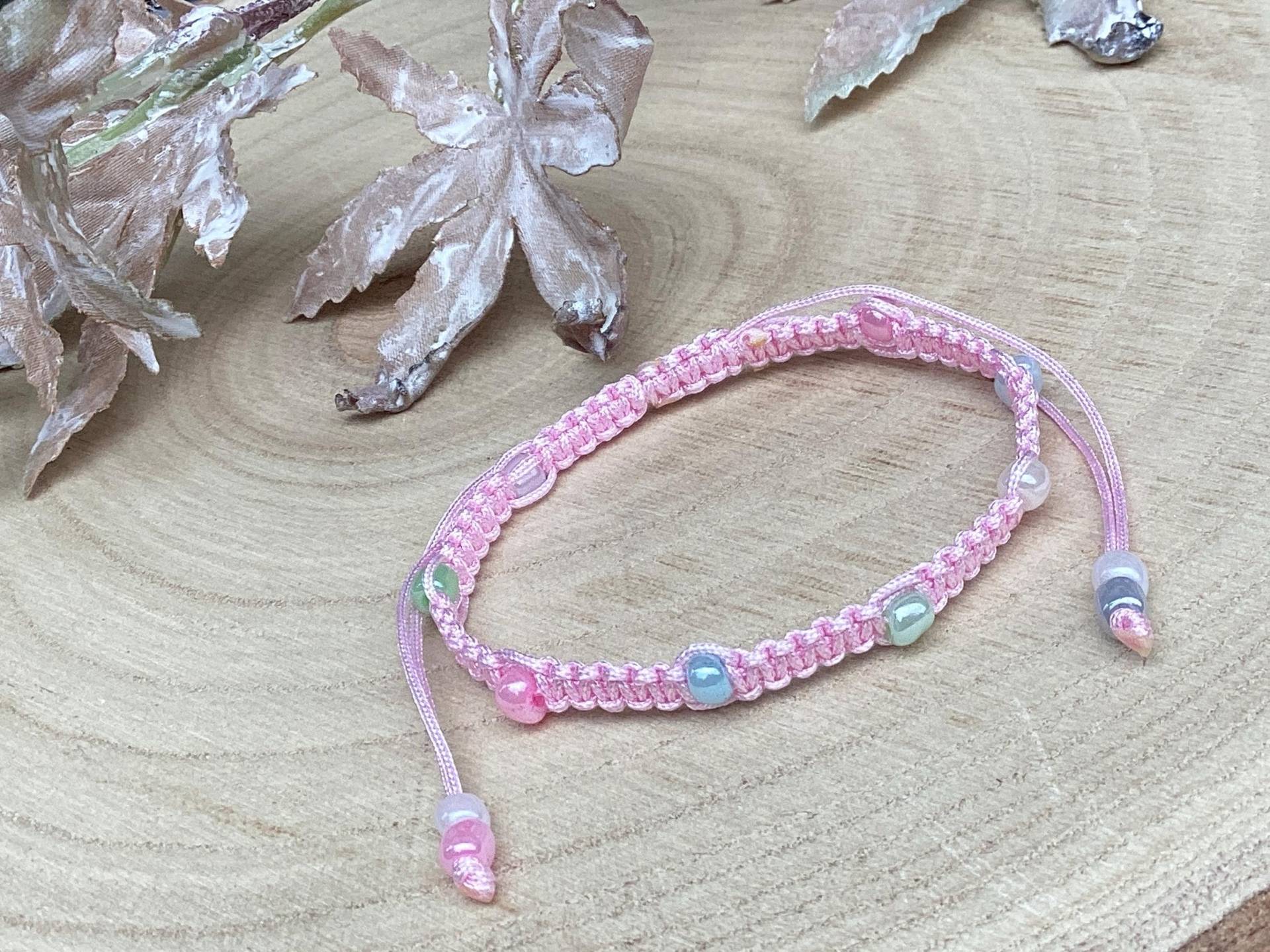 Makramee Armband Rosa Bunte Perlen Handgemacht Verstellbar Verspielt Sommer Schmuck Geschenk Herzbändchen Makramee Armband Rosa Bunte Perlen Handgemacht Verstellbar Verspielt Sommer Schmuck Geschenk Herzbändchen von Herzbaendchenshop