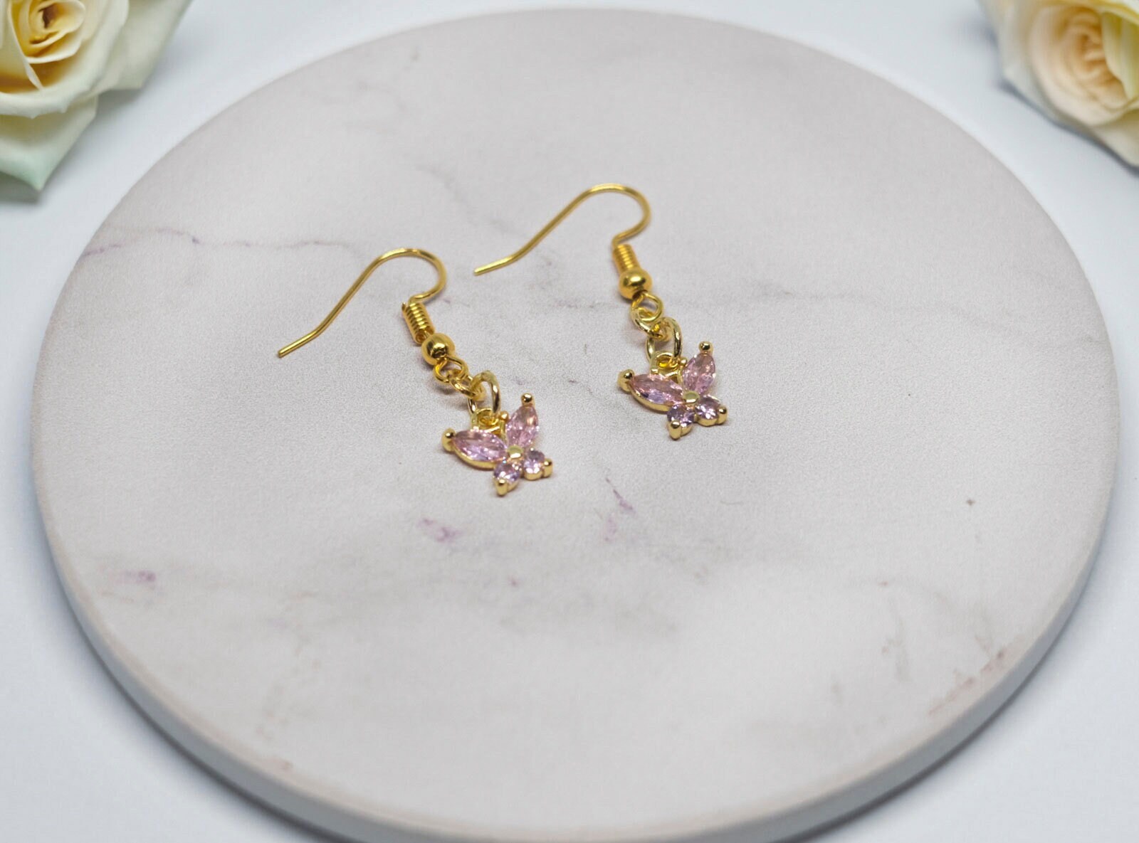Glitzernde Hängeohrringe Mit Funkelnden Rosa Anhängern Glitzernde Hängeohrringe Mit Funkelnden Rosa Anhängern von HerzblattSchmuck