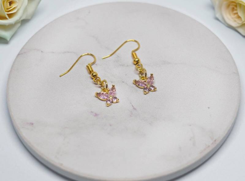 Glitzernde Hängeohrringe Mit Funkelnden Rosa Anhängern Glitzernde Hängeohrringe Mit Funkelnden Rosa Anhängern von HerzblattSchmuck