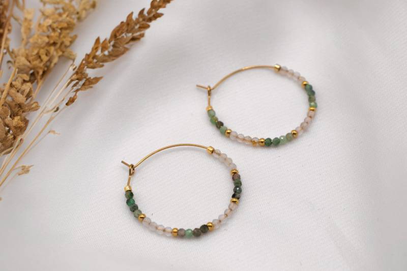 Goldene Creolen Mit Rutilquarz & Smaragd Goldene Creolen Mit Rutilquarz & Smaragd von HerzblattSchmuck