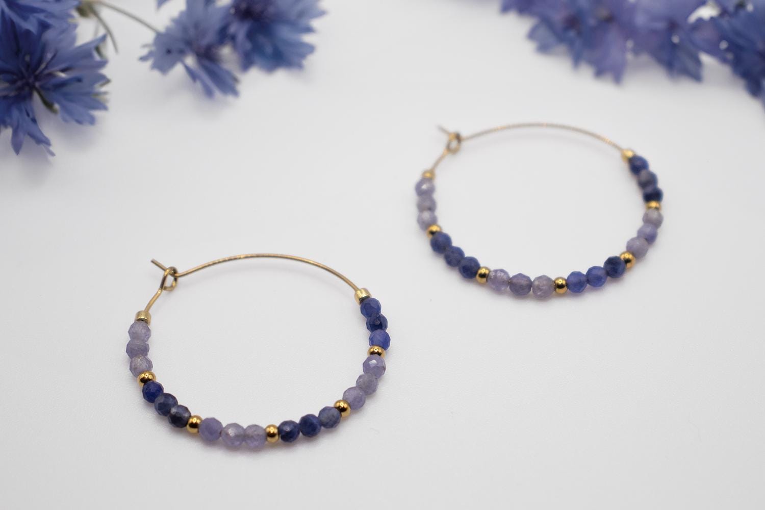 Goldene Creolen Mit Tansanit & Sodalith Goldene Creolen Mit Tansanit & Sodalith von HerzblattSchmuck
