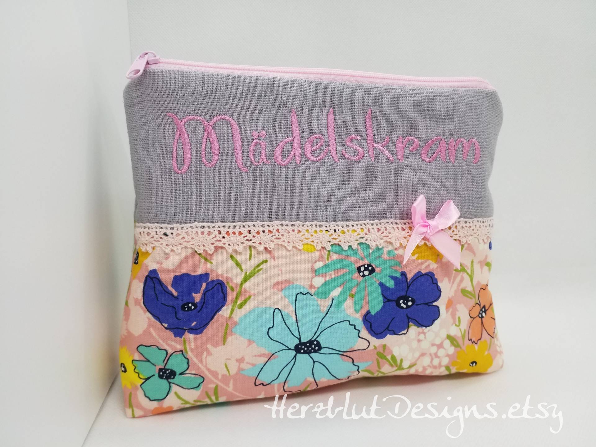 Mädelskram Kosmetiktasche, Notfalltasche, Tasche Bestickt Gr. L von HerzblutDesigns