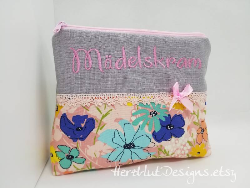 Mädelskram Kosmetiktasche, Notfalltasche, Tasche Bestickt Gr. L von HerzblutDesigns