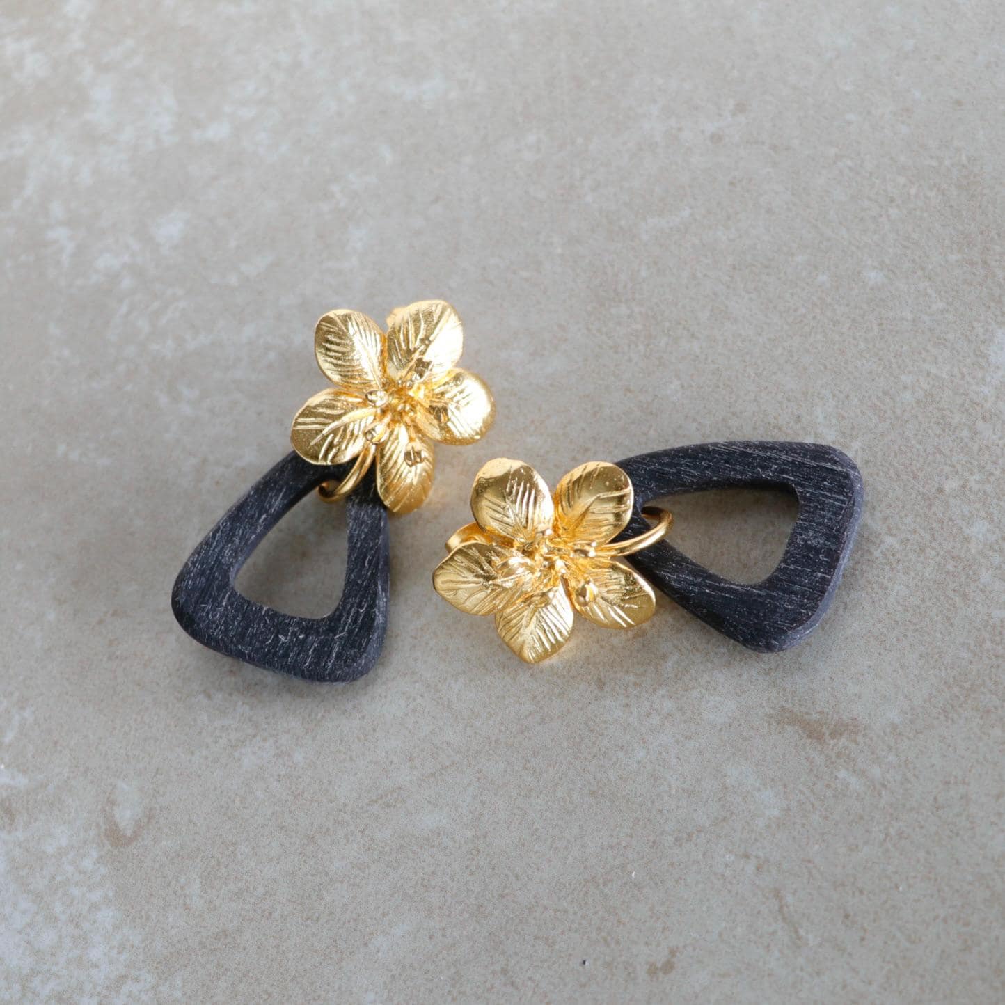 Boho Chic Gold Blume Schwarzen Horn Ohrringe, Handgefertigter Premium Qualität Schmuck, Schöne Geschenkidee Für Frauen von Herzbote