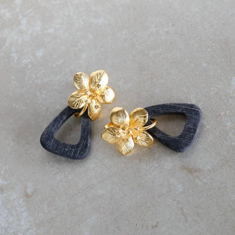 Boho Chic Gold Blume Schwarzen Horn Ohrringe, Handgefertigter Premium Qualität Schmuck, Schöne Geschenkidee Für Frauen von Herzbote
