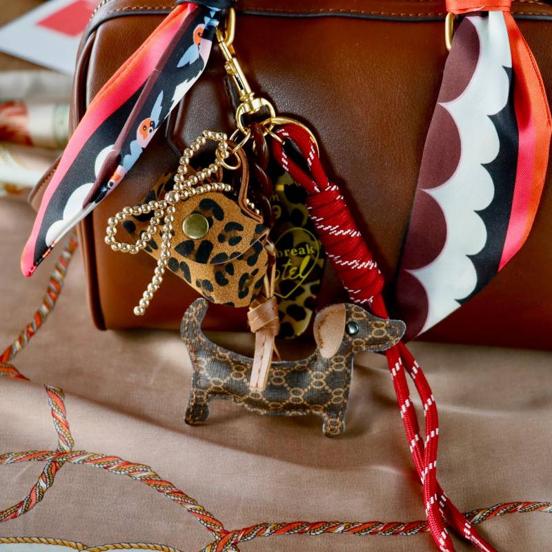Dackel Taschenanhänger Set Leder | Schlüsselanhänger Mit Mini Leopard Täschchen & Satin Taschengriff-Schal Hunde Bag Charm Geschenk von Herzbote