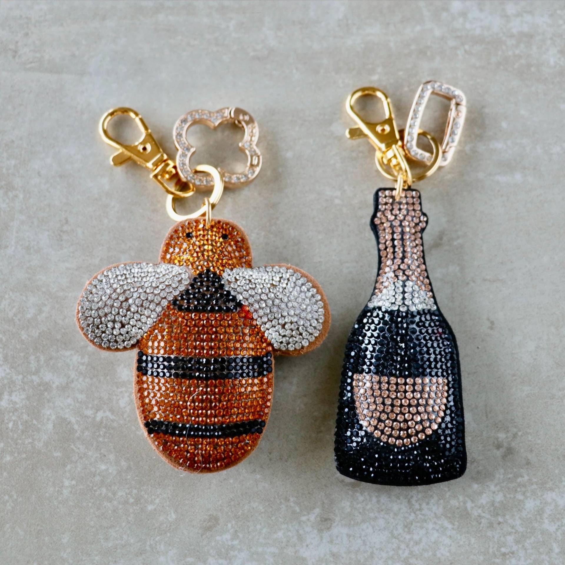 Glitzernder Taschenanhänger Biene Oder Champagner | Strass Keychain Geschenkidee Funkelnder Bag Charm Leichter Filz-Anhänger von Herzbote