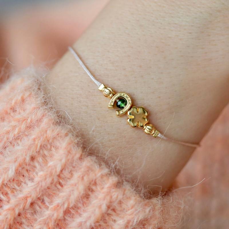 Glücksarmband Mit Glücksklee Und Hufeisen Aus Hochwertigen Edelstahl. Schöne Geschenkidee Für Sie Glücksarmband Mit Glücksklee Und Hufeisen Aus Hochwertigen Edelstahl. Schöne Geschenkidee Für Sie von Herzbote