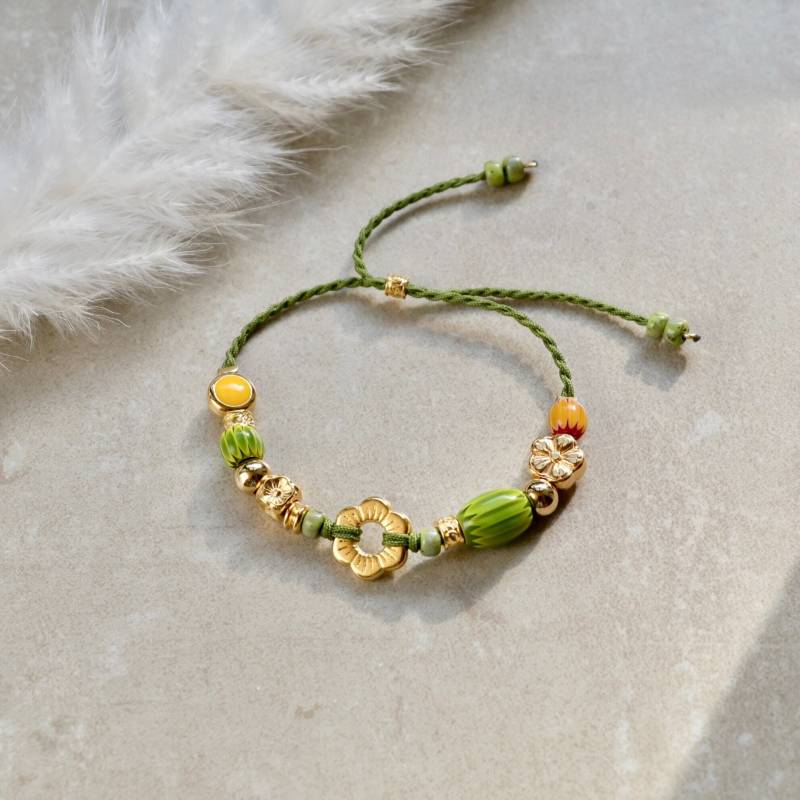 Millefiori Blumen Perlen Makramee Armband in Grün. Boho Style Schmuck Handmade Unikat, Schöne Geschenkidee Für Sie von Herzbote