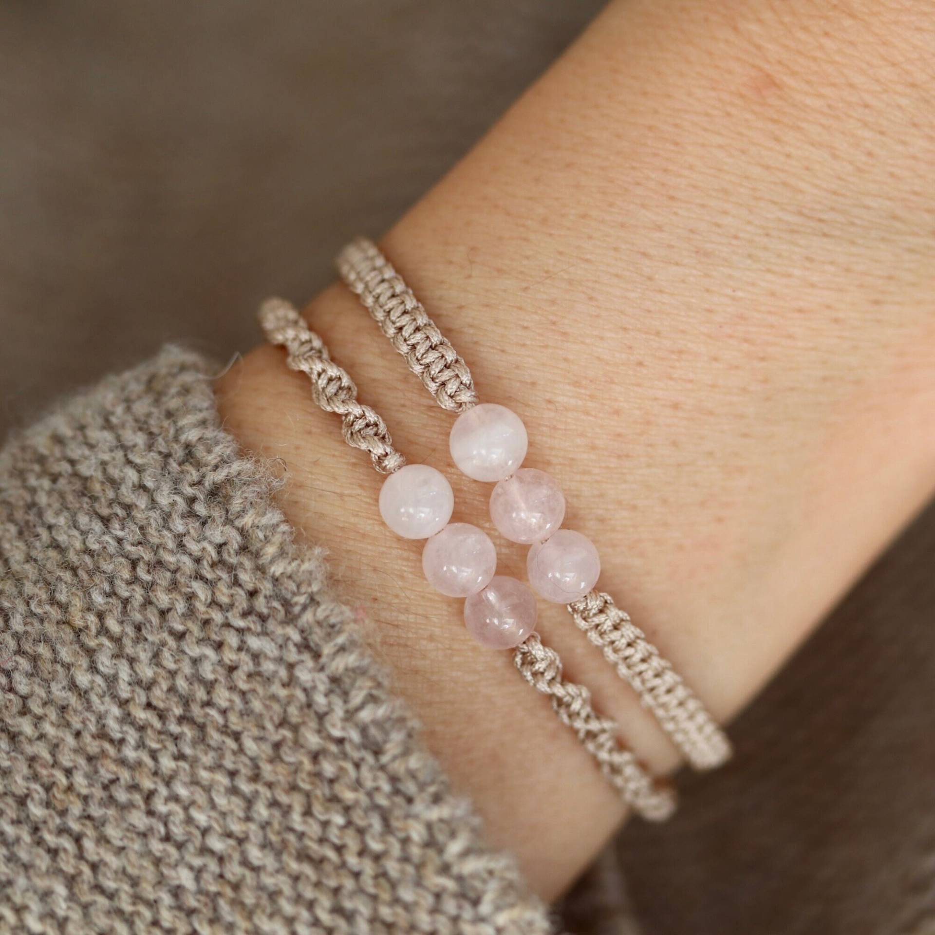 Rosenquarz Makramee Yoga Armband Mit Rose Gold Metalperlen - Filigran - Besondere Kleine Geschenk Idee - Glücksarmband-Farbe Auswahl von Herzbote