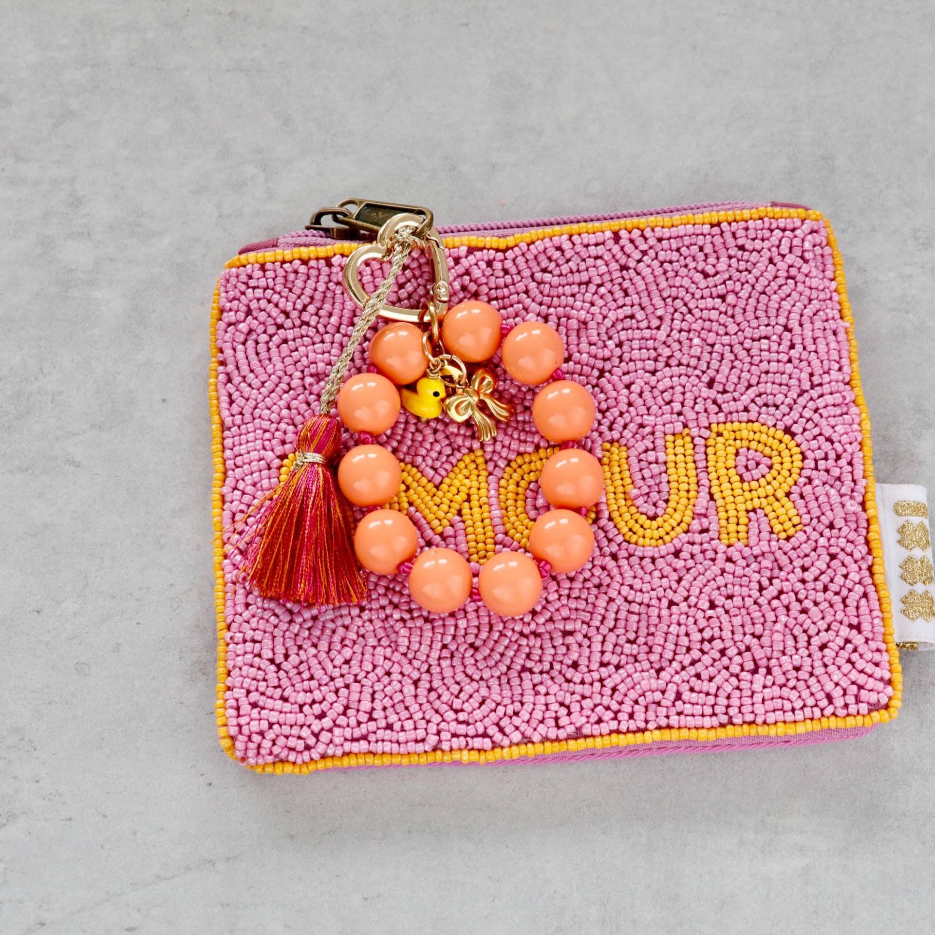 Bunter Taschenanhänger Mit Initial, Acryl-Perlen & Schleife, Schlüsselanhänger Für Tasche Oder Handy, Personalisierbar, Statement Accessoire von Herzbote