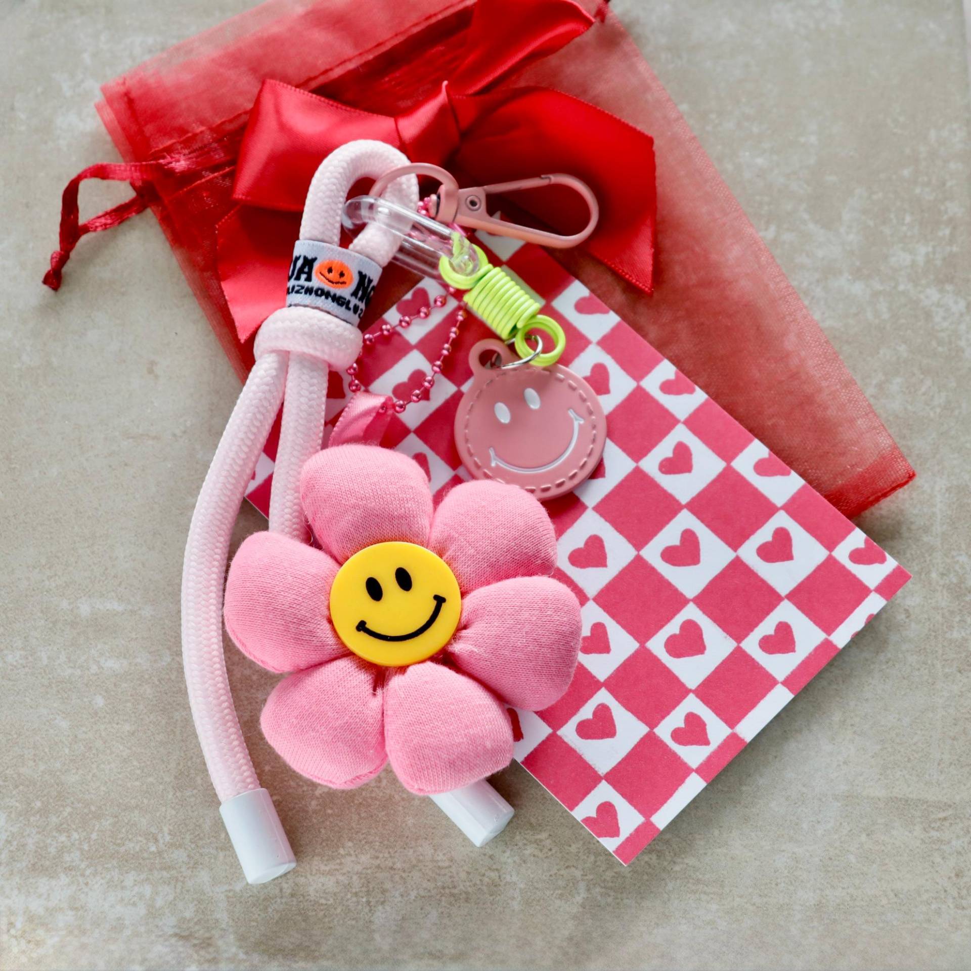 Smiley Schlüsselanhänger, Rosa Blume Mit Lächeln, Gute-Laune Taschenanhänger, Geschenkidee Für Frauen & Mädchen von Herzbote