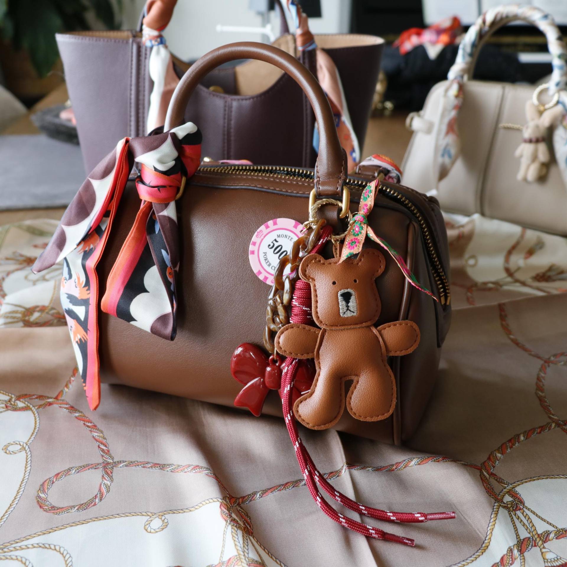 Taschenanhänger Teddy Braun | Handy Charm Personalisierbar Herbst Winter Trend Accessoire Geschenk Mit Initial Schlüsselanhänger von Herzbote