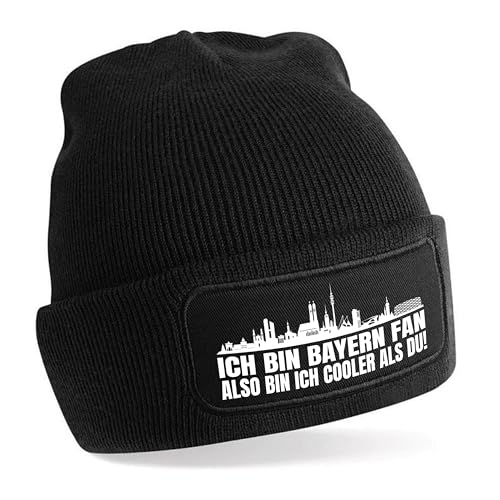 Beanie Strickmütze mit Spruch | Ich bin Bayern Fan also bin ich cooler als du! | schwarz | weiche und warme Fußball Mütze für München Fan | Skyline | SoftTouch Einheitsgröße für Erwachsene von Herzbotschaft