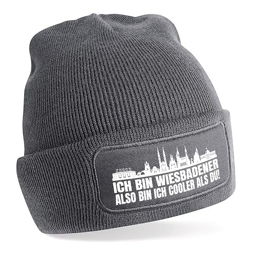 Beanie Strickmütze mit Spruch | Ich bin Wiesbadener also bin ich cooler als du! | grau | weiche und warme Fußball Mütze für Wiesbaden Fan | Skyline | SoftTouch Einheitsgröße für Erwachsene von Herzbotschaft