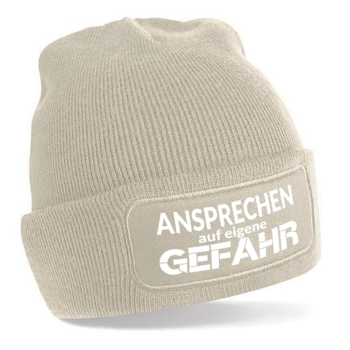 Herzbotschaft Beanie Strickmütze mit Spruch | Ansprechen auf eigene Gefahr | Creme | Unisex SoftTouch angenehm weiche und warme Wintermütze | OneSize Einheitsgröße für Erwachsene von Herzbotschaft