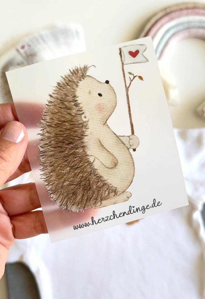 Zauberhaftes, Herbstliches Bügelbild Mit Igel Und Herzchenfahne von Herzchendinge